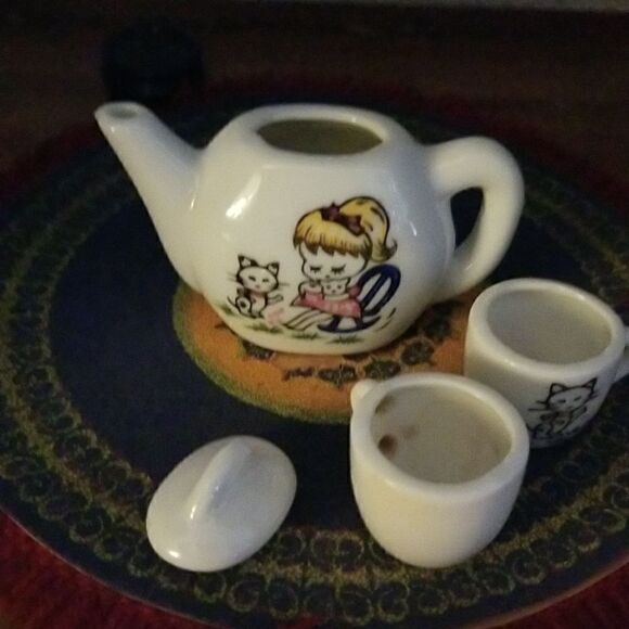 VTG 50’s Child’s Ceramic Tea Set, Cute Girl & Kitten Design - Picture 4 of 10